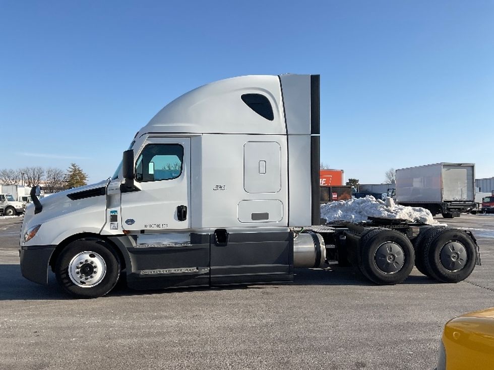 Sleeper Tractor-Heavy Duty Tractors-Freightliner-2023-T12664ST-Moberly-MO-598,254\n\t\tmiles-$ 63,500 - Image 4