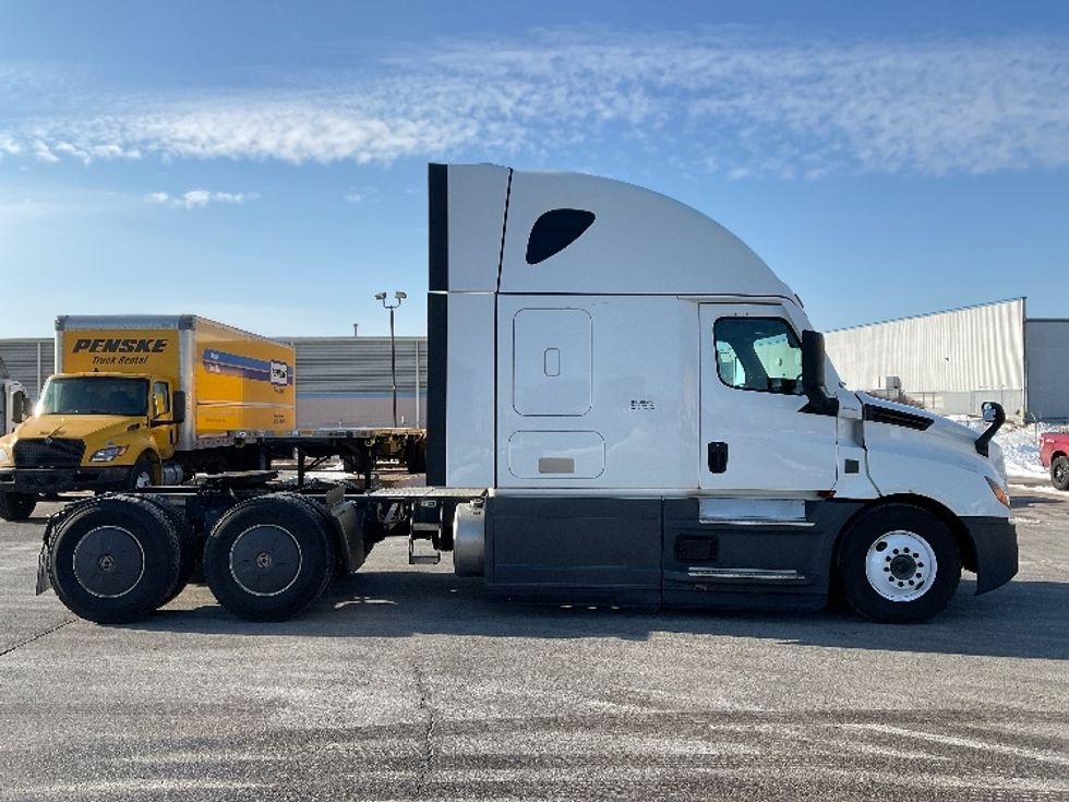 Sleeper Tractor-Heavy Duty Tractors-Freightliner-2023-T12664ST-Moberly-MO-598,254\n\t\tmiles-$ 63,500 - Image 8