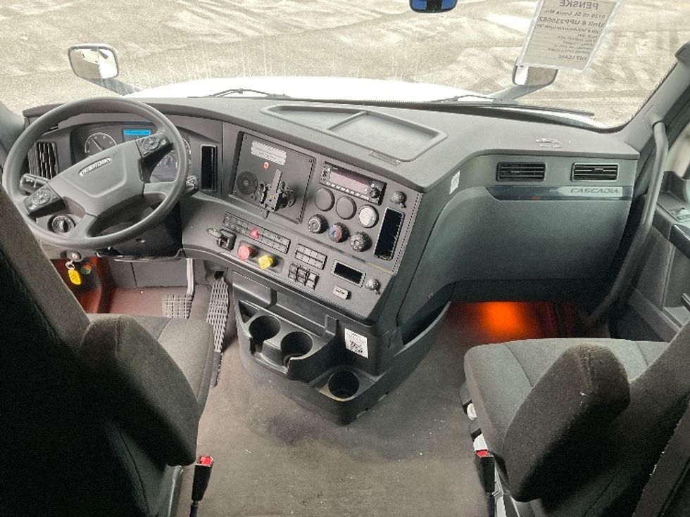 Sleeper Tractor-Heavy Duty Tractors-Freightliner-2023-T12664ST-Moberly-MO-623,903\n\t\tmiles-$ 61,000 - Image 12