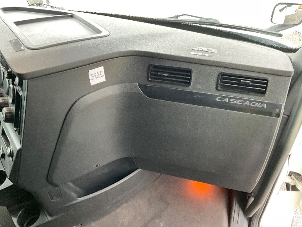 Sleeper Tractor-Heavy Duty Tractors-Freightliner-2023-T12664ST-Moberly-MO-623,903\n\t\tmiles-$ 61,000 - Image 14