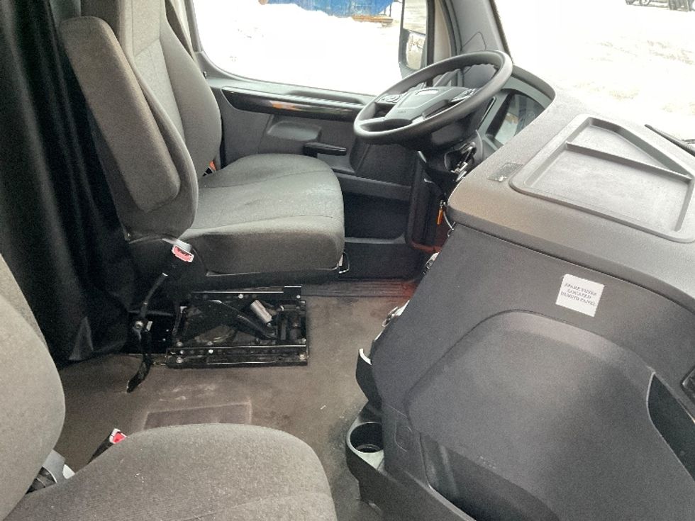 Sleeper Tractor-Heavy Duty Tractors-Freightliner-2023-T12664ST-Moberly-MO-623,903\n\t\tmiles-$ 61,000 - Image 15