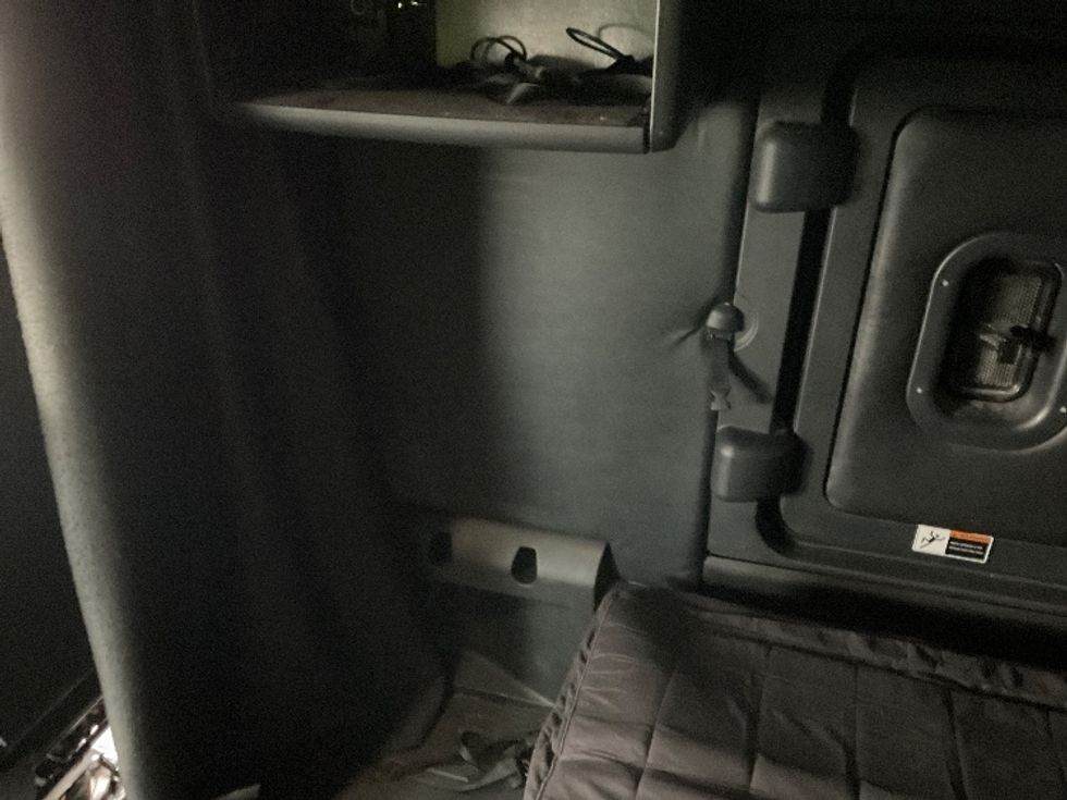 Sleeper Tractor-Heavy Duty Tractors-Freightliner-2023-T12664ST-Moberly-MO-623,903\n\t\tmiles-$ 61,000 - Image 19