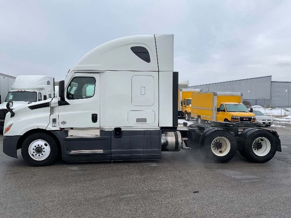 Sleeper Tractor-Heavy Duty Tractors-Freightliner-2023-T12664ST-Moberly-MO-623,903\n\t\tmiles-$ 61,000 - Image 4