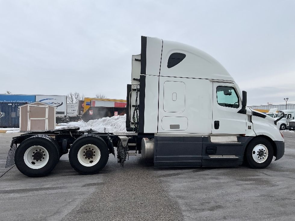 Sleeper Tractor-Heavy Duty Tractors-Freightliner-2023-T12664ST-Moberly-MO-623,903\n\t\tmiles-$ 61,000 - Image 8