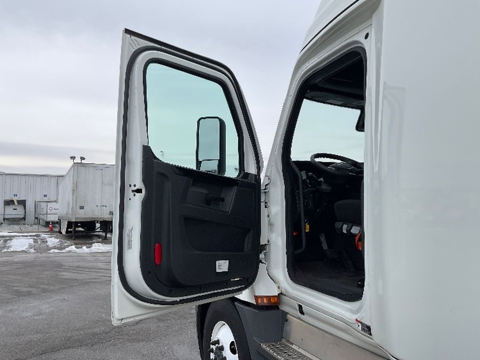 Sleeper Tractor-Heavy Duty Tractors-Freightliner-2023-T12664ST-Moberly-MO-623,903\n\t\tmiles-$ 61,000 - Image 9