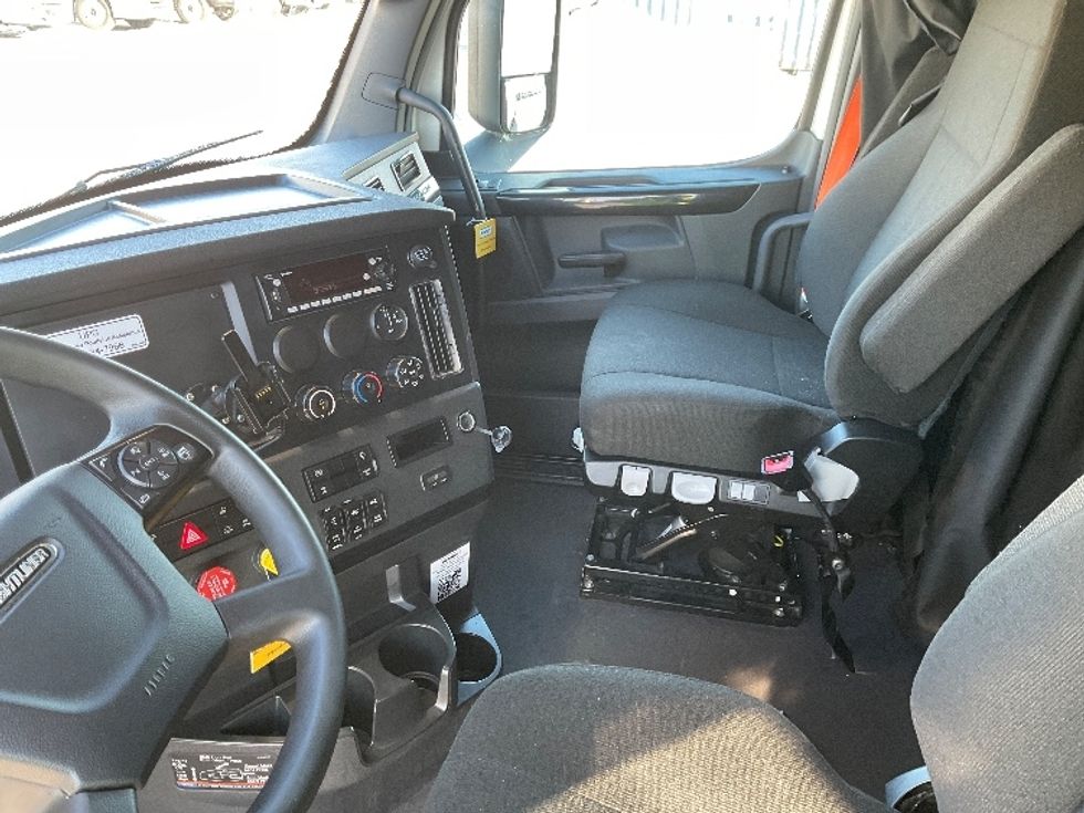 Sleeper Tractor-Heavy Duty Tractors-Freightliner-2023-T12664ST-Moberly-MO-659,605\n\t\tmiles-$ 57,500 - Image 10