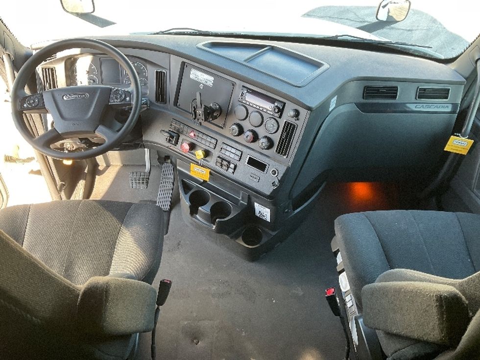 Sleeper Tractor-Heavy Duty Tractors-Freightliner-2023-T12664ST-Moberly-MO-659,605\n\t\tmiles-$ 57,500 - Image 12