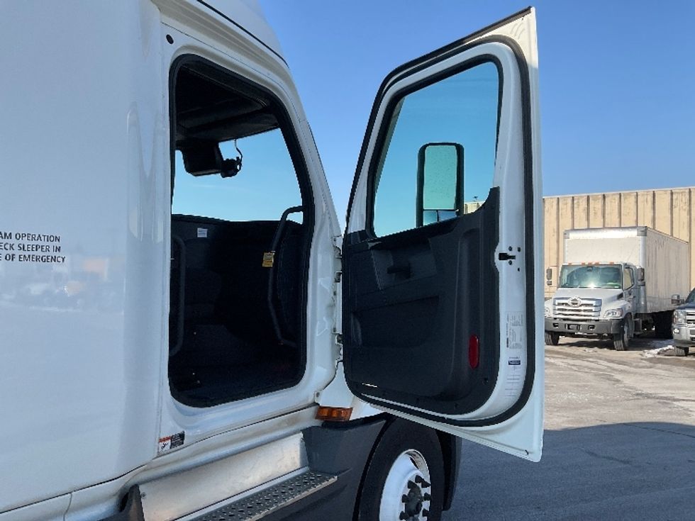 Sleeper Tractor-Heavy Duty Tractors-Freightliner-2023-T12664ST-Moberly-MO-659,605\n\t\tmiles-$ 57,500 - Image 13