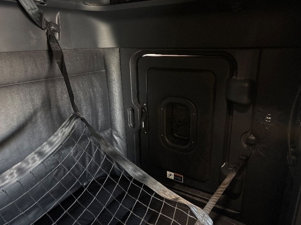 Sleeper Tractor-Heavy Duty Tractors-Freightliner-2023-T12664ST-Moberly-MO-659,605\n\t\tmiles-$ 57,500 - Image 18