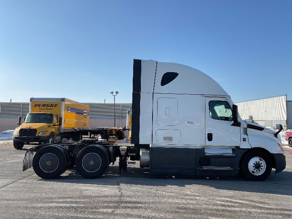 Sleeper Tractor-Heavy Duty Tractors-Freightliner-2023-T12664ST-Moberly-MO-659,605\n\t\tmiles-$ 57,500 - Image 8