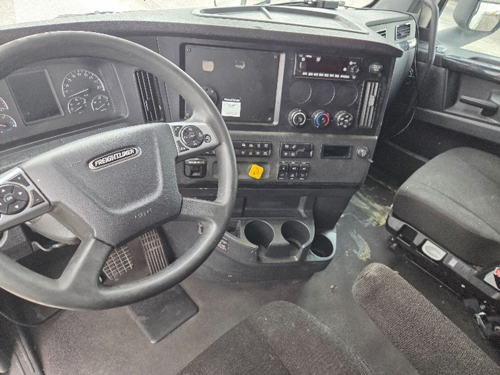 Sleeper Tractor-Heavy Duty Tractors-Freightliner-2023-T12664ST-Mobile-AL-384,227\n\t\tmiles-$ 83,250 - Image 12