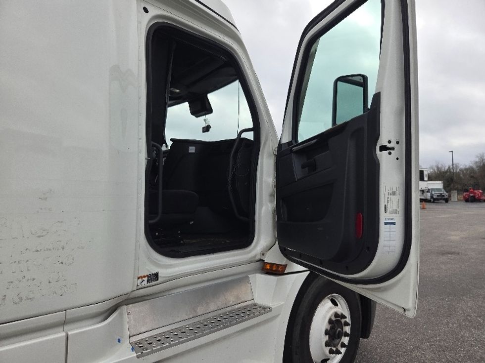 Sleeper Tractor-Heavy Duty Tractors-Freightliner-2023-T12664ST-Mobile-AL-384,227\n\t\tmiles-$ 83,250 - Image 13