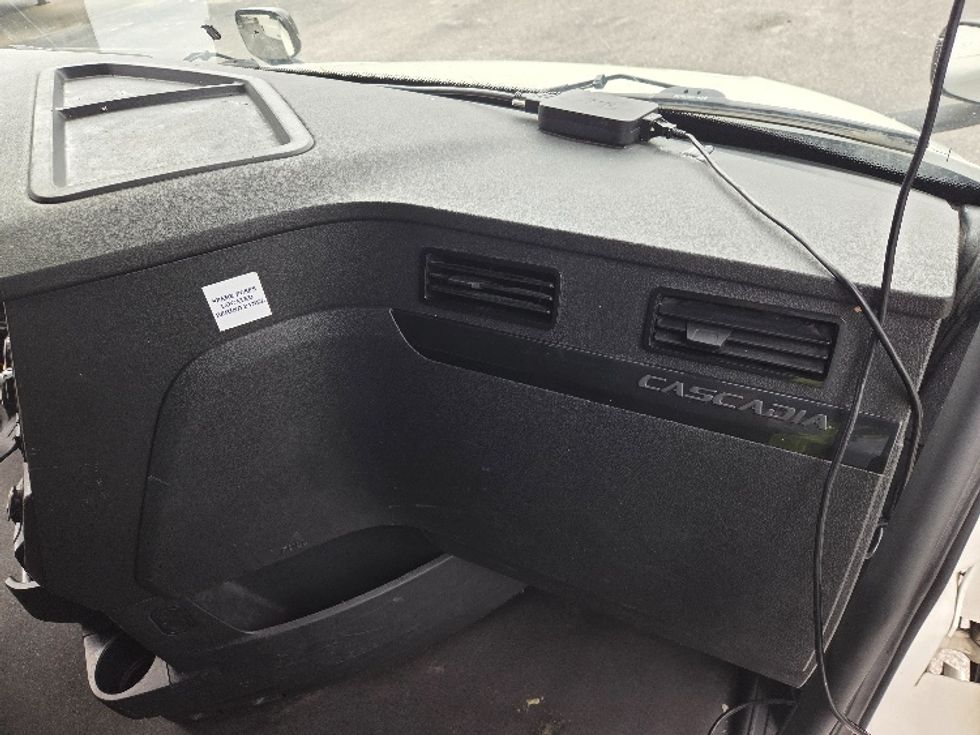 Sleeper Tractor-Heavy Duty Tractors-Freightliner-2023-T12664ST-Mobile-AL-384,227\n\t\tmiles-$ 83,250 - Image 14