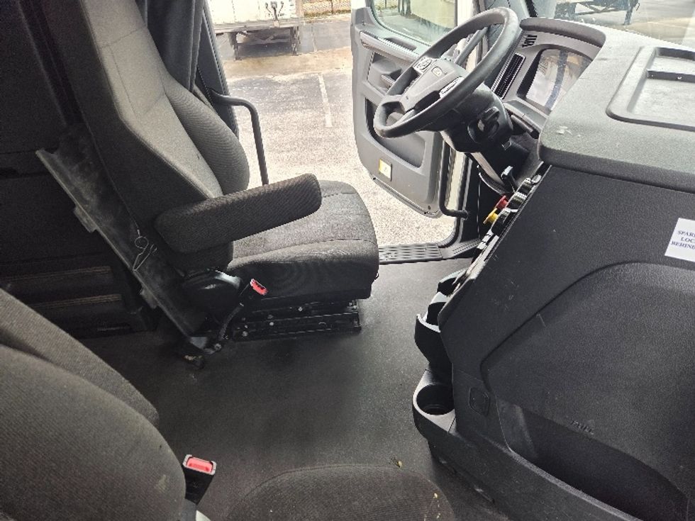 Sleeper Tractor-Heavy Duty Tractors-Freightliner-2023-T12664ST-Mobile-AL-384,227\n\t\tmiles-$ 83,250 - Image 15