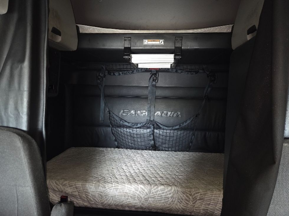 Sleeper Tractor-Heavy Duty Tractors-Freightliner-2023-T12664ST-Mobile-AL-384,227\n\t\tmiles-$ 83,250 - Image 16