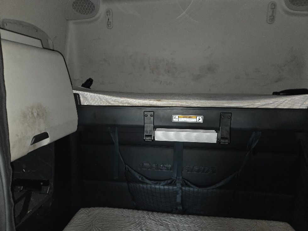 Sleeper Tractor-Heavy Duty Tractors-Freightliner-2023-T12664ST-Mobile-AL-384,227\n\t\tmiles-$ 83,250 - Image 17