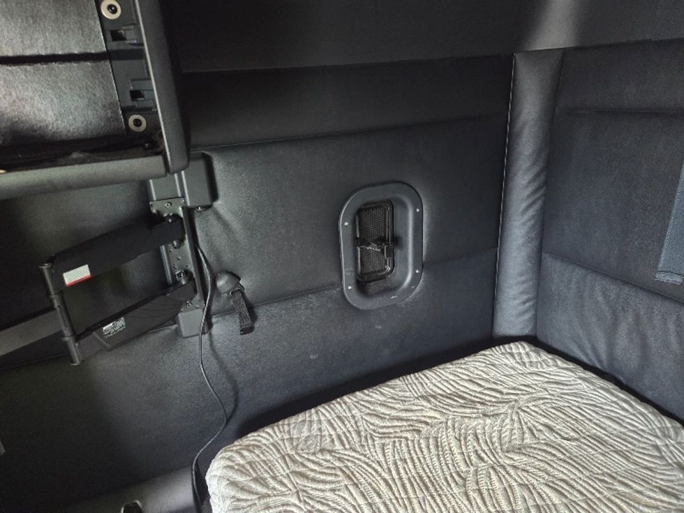 Sleeper Tractor-Heavy Duty Tractors-Freightliner-2023-T12664ST-Mobile-AL-384,227\n\t\tmiles-$ 83,250 - Image 19