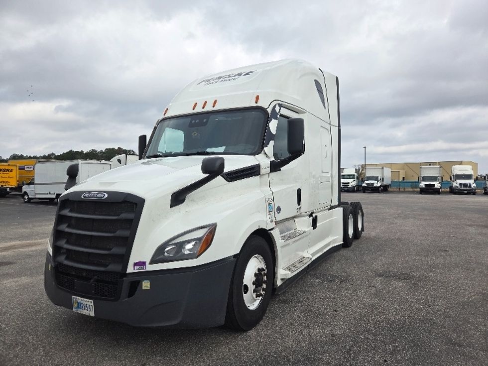 Sleeper Tractor-Heavy Duty Tractors-Freightliner-2023-T12664ST-Mobile-AL-384,227\n\t\tmiles-$ 83,250 - Image 3