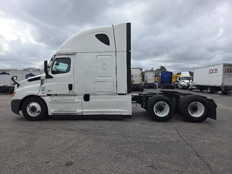 Sleeper Tractor-Heavy Duty Tractors-Freightliner-2023-T12664ST-Mobile-AL-384,227\n\t\tmiles-$ 83,250 - Image 4