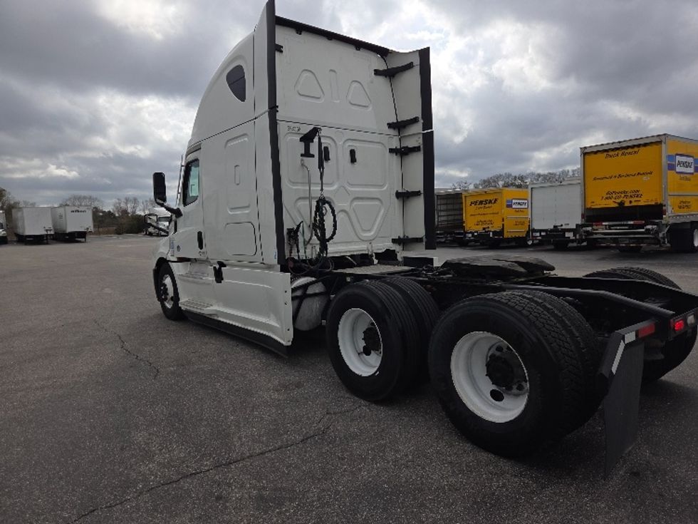 Sleeper Tractor-Heavy Duty Tractors-Freightliner-2023-T12664ST-Mobile-AL-384,227\n\t\tmiles-$ 83,250 - Image 5