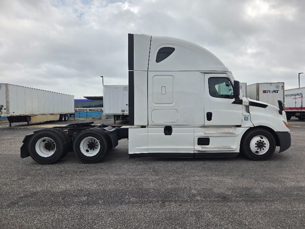 Sleeper Tractor-Heavy Duty Tractors-Freightliner-2023-T12664ST-Mobile-AL-384,227\n\t\tmiles-$ 83,250 - Image 8