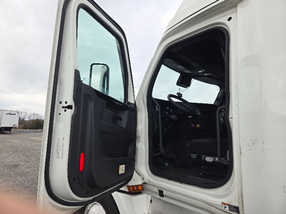 Sleeper Tractor-Heavy Duty Tractors-Freightliner-2023-T12664ST-Mobile-AL-384,227\n\t\tmiles-$ 83,250 - Image 9