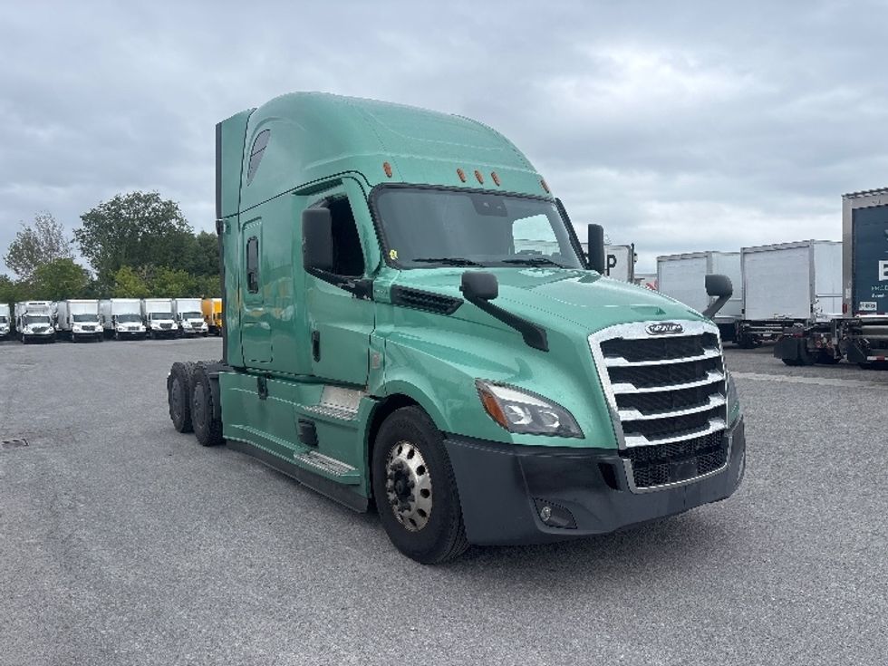 Sleeper Tractor-Heavy Duty Tractors-Freightliner-2023-T12664ST-Moncton-NB-1,340,325\n\t\tkm-$ 67,000 - Image 1