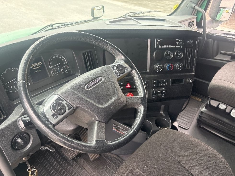 Sleeper Tractor-Heavy Duty Tractors-Freightliner-2023-T12664ST-Moncton-NB-1,340,325\n\t\tkm-$ 67,000 - Image 10
