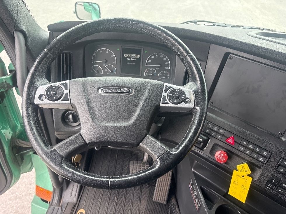 Sleeper Tractor-Heavy Duty Tractors-Freightliner-2023-T12664ST-Moncton-NB-1,340,325\n\t\tkm-$ 67,000 - Image 11