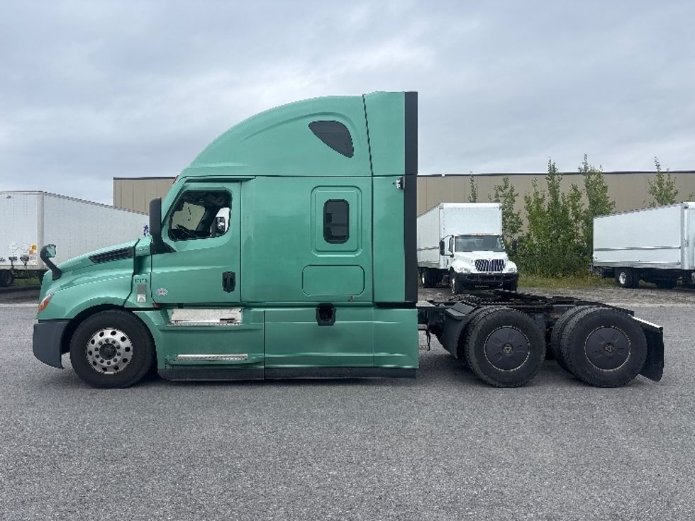 Sleeper Tractor-Heavy Duty Tractors-Freightliner-2023-T12664ST-Moncton-NB-1,340,325\n\t\tkm-$ 67,000 - Image 4