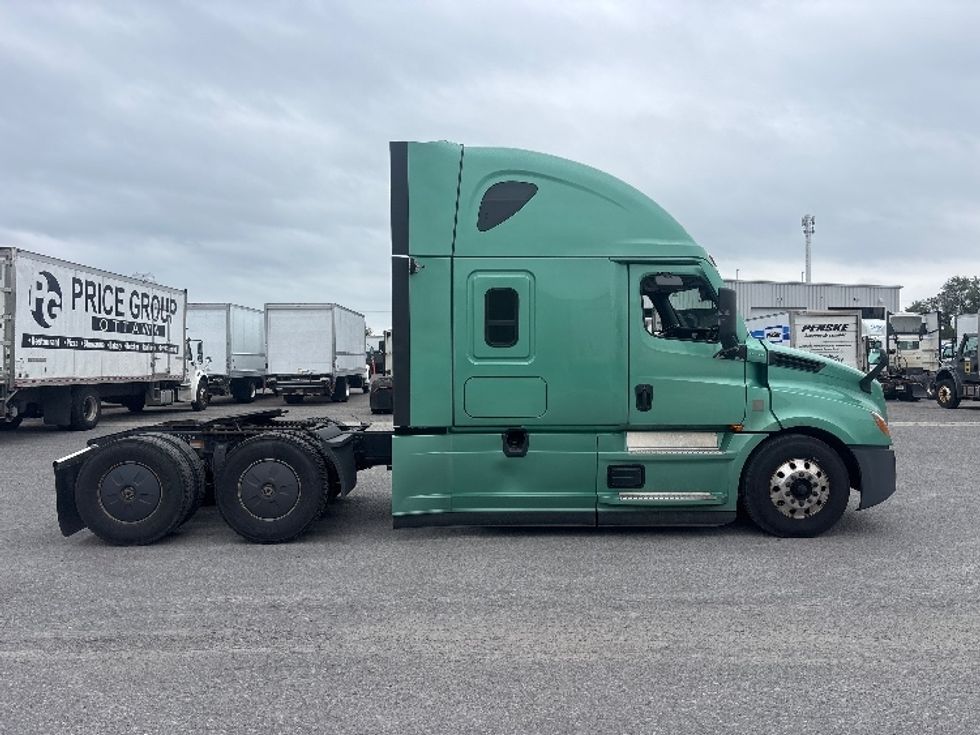 Sleeper Tractor-Heavy Duty Tractors-Freightliner-2023-T12664ST-Moncton-NB-1,340,325\n\t\tkm-$ 67,000 - Image 8
