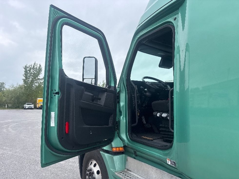 Sleeper Tractor-Heavy Duty Tractors-Freightliner-2023-T12664ST-Moncton-NB-1,340,325\n\t\tkm-$ 67,000 - Image 9
