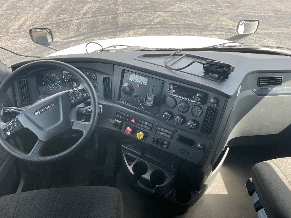 Sleeper Tractor-Heavy Duty Tractors-Freightliner-2023-T12664ST-Mount Pleasant-PA-732,940\n\t\tmiles-$ 57,250 - Image 12