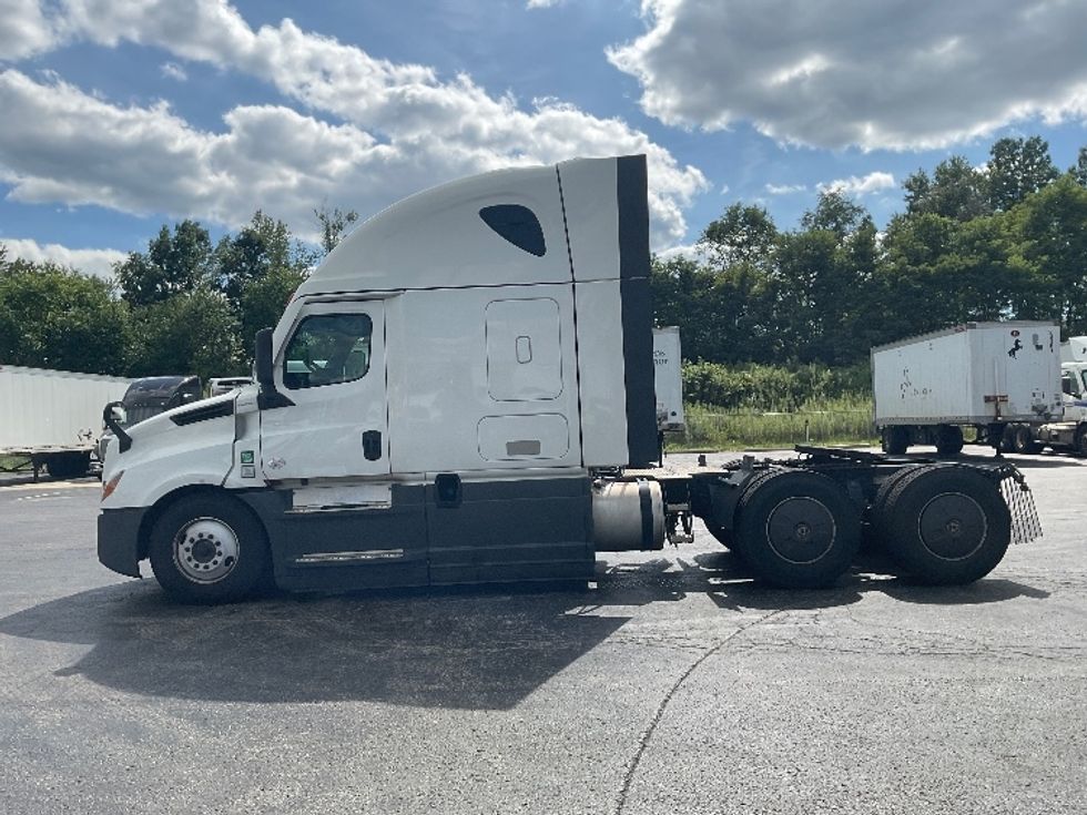 Sleeper Tractor-Heavy Duty Tractors-Freightliner-2023-T12664ST-Mount Pleasant-PA-732,940\n\t\tmiles-$ 57,250 - Image 4