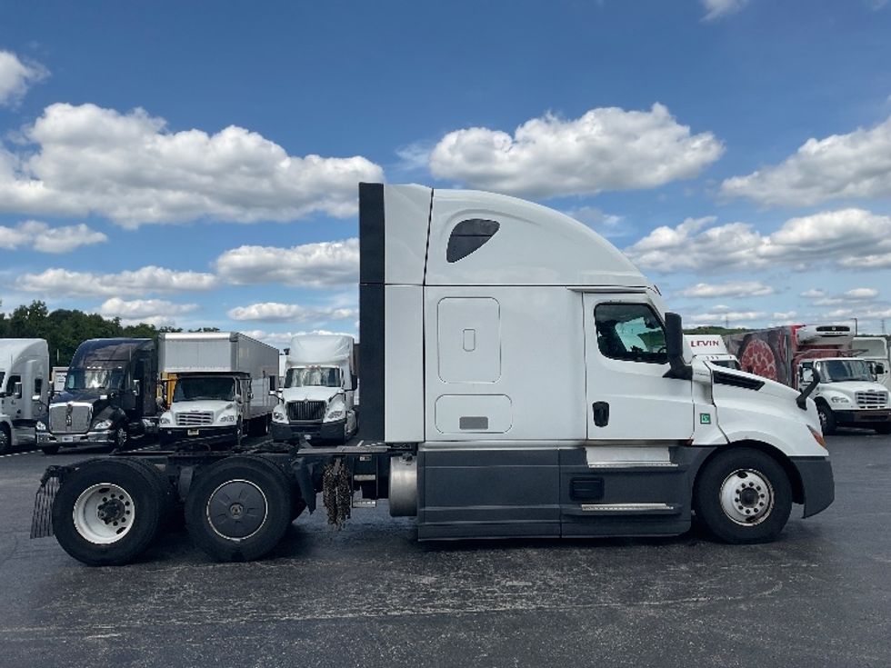 Sleeper Tractor-Heavy Duty Tractors-Freightliner-2023-T12664ST-Mount Pleasant-PA-732,940\n\t\tmiles-$ 57,250 - Image 8