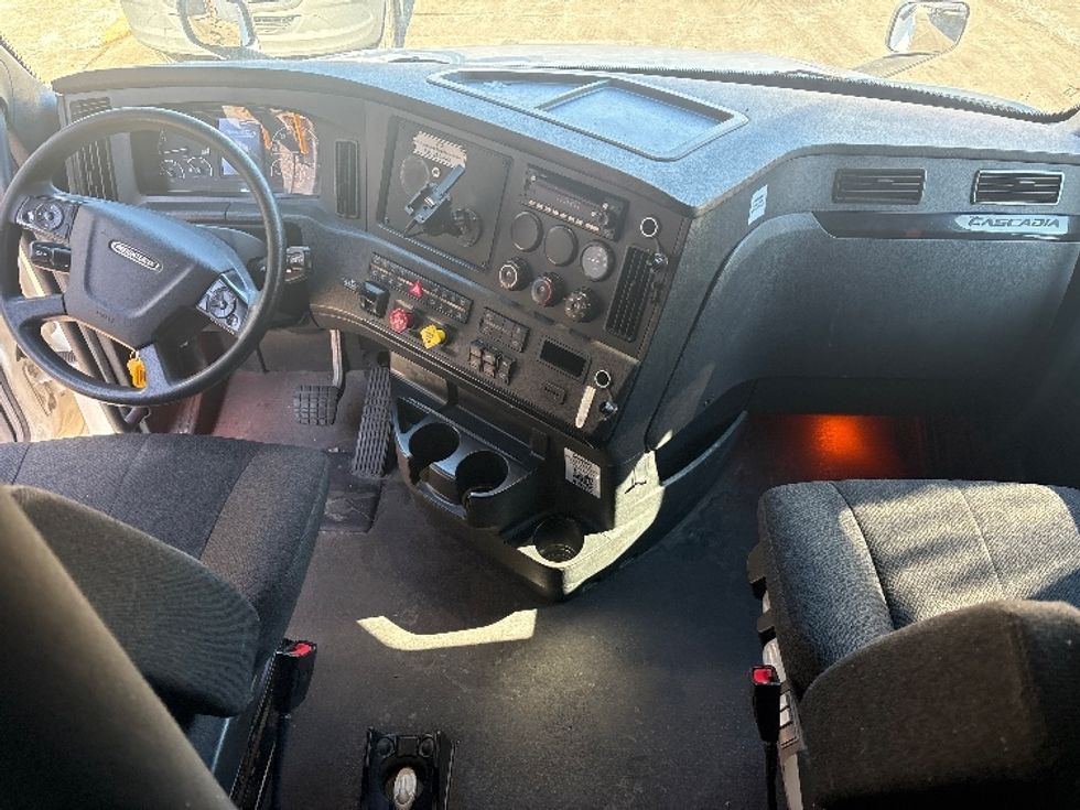 Sleeper Tractor-Heavy Duty Tractors-Freightliner-2023-T12664ST-North Bergen-NJ-618,649\n\t\tmiles-$ 59,000 - Image 11