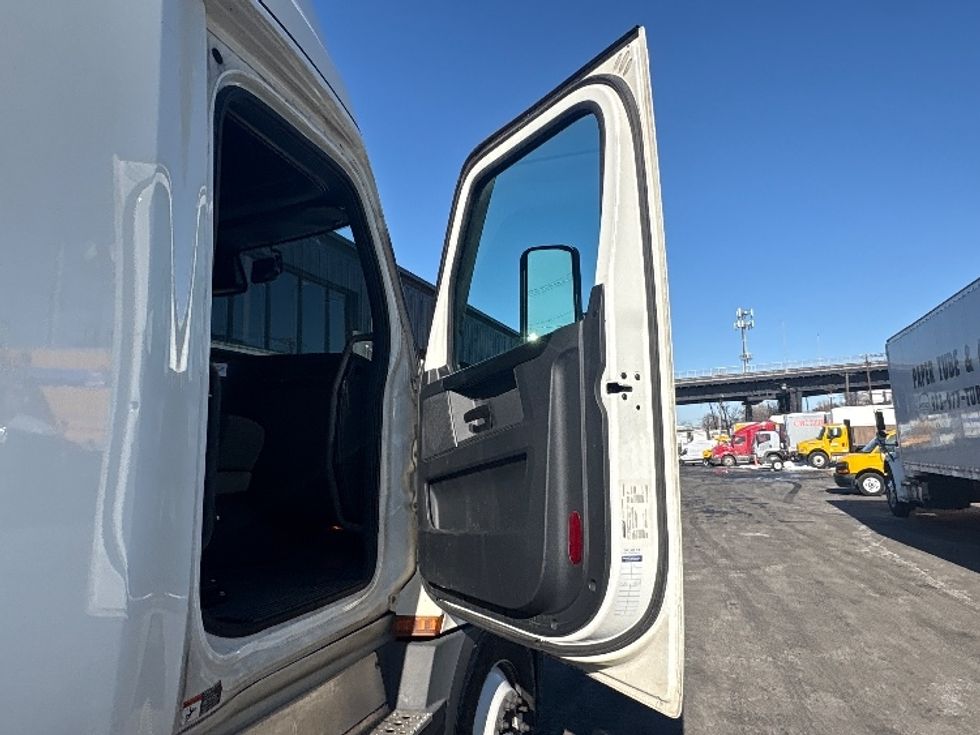 Sleeper Tractor-Heavy Duty Tractors-Freightliner-2023-T12664ST-North Bergen-NJ-618,649\n\t\tmiles-$ 59,000 - Image 12