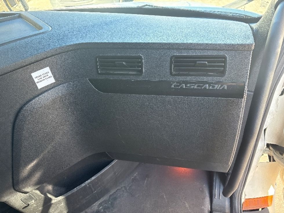 Sleeper Tractor-Heavy Duty Tractors-Freightliner-2023-T12664ST-North Bergen-NJ-618,649\n\t\tmiles-$ 59,000 - Image 13