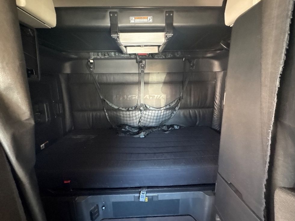 Sleeper Tractor-Heavy Duty Tractors-Freightliner-2023-T12664ST-North Bergen-NJ-618,649\n\t\tmiles-$ 59,000 - Image 15