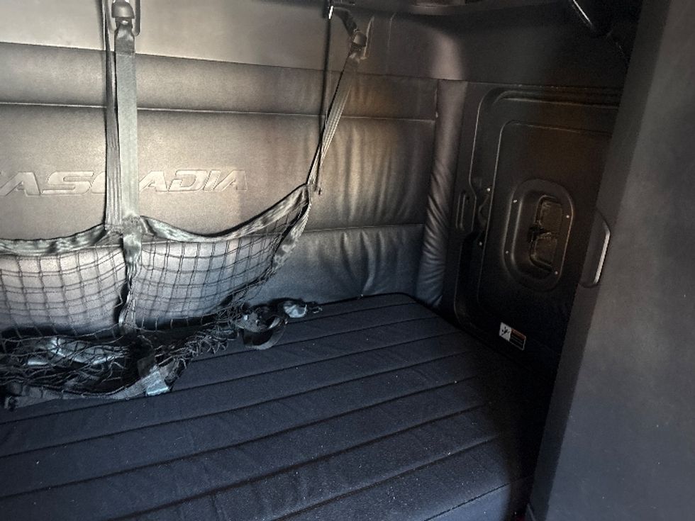 Sleeper Tractor-Heavy Duty Tractors-Freightliner-2023-T12664ST-North Bergen-NJ-618,649\n\t\tmiles-$ 59,000 - Image 16