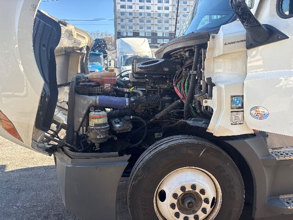 Sleeper Tractor-Heavy Duty Tractors-Freightliner-2023-T12664ST-North Bergen-NJ-618,649\n\t\tmiles-$ 59,000 - Image 20
