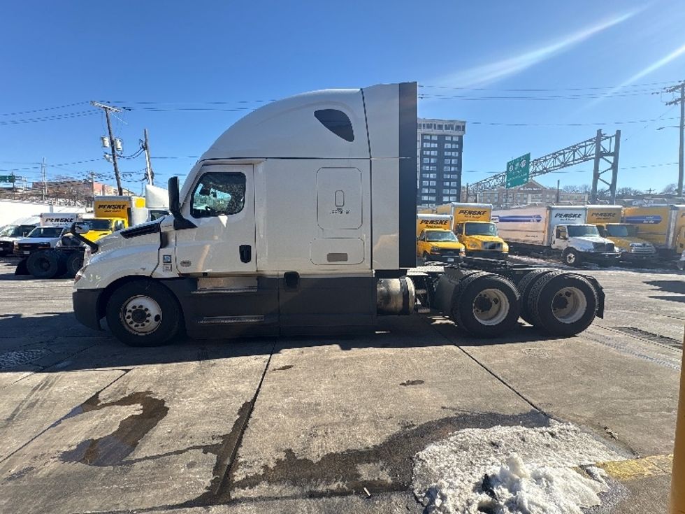 Sleeper Tractor-Heavy Duty Tractors-Freightliner-2023-T12664ST-North Bergen-NJ-618,649\n\t\tmiles-$ 59,000 - Image 3
