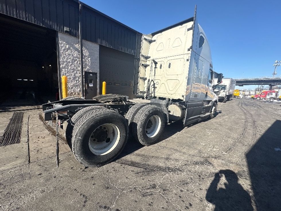Sleeper Tractor-Heavy Duty Tractors-Freightliner-2023-T12664ST-North Bergen-NJ-618,649\n\t\tmiles-$ 59,000 - Image 6