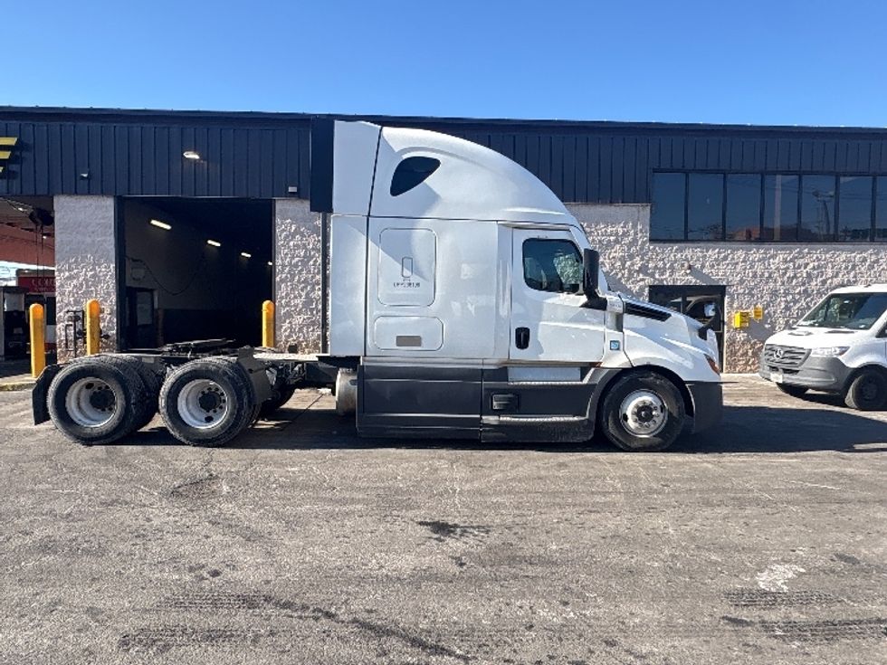 Sleeper Tractor-Heavy Duty Tractors-Freightliner-2023-T12664ST-North Bergen-NJ-618,649\n\t\tmiles-$ 59,000 - Image 7