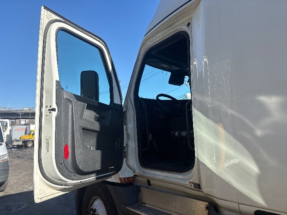 Sleeper Tractor-Heavy Duty Tractors-Freightliner-2023-T12664ST-North Bergen-NJ-618,649\n\t\tmiles-$ 59,000 - Image 8