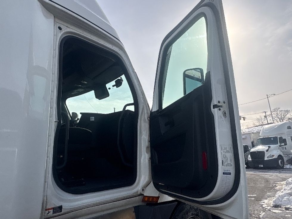 Sleeper Tractor-Heavy Duty Tractors-Freightliner-2023-T12664ST-North Bergen-NJ-627,849\n\t\tmiles-$ 58,250 - Image 13