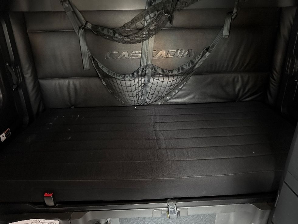 Sleeper Tractor-Heavy Duty Tractors-Freightliner-2023-T12664ST-North Bergen-NJ-627,849\n\t\tmiles-$ 58,250 - Image 16