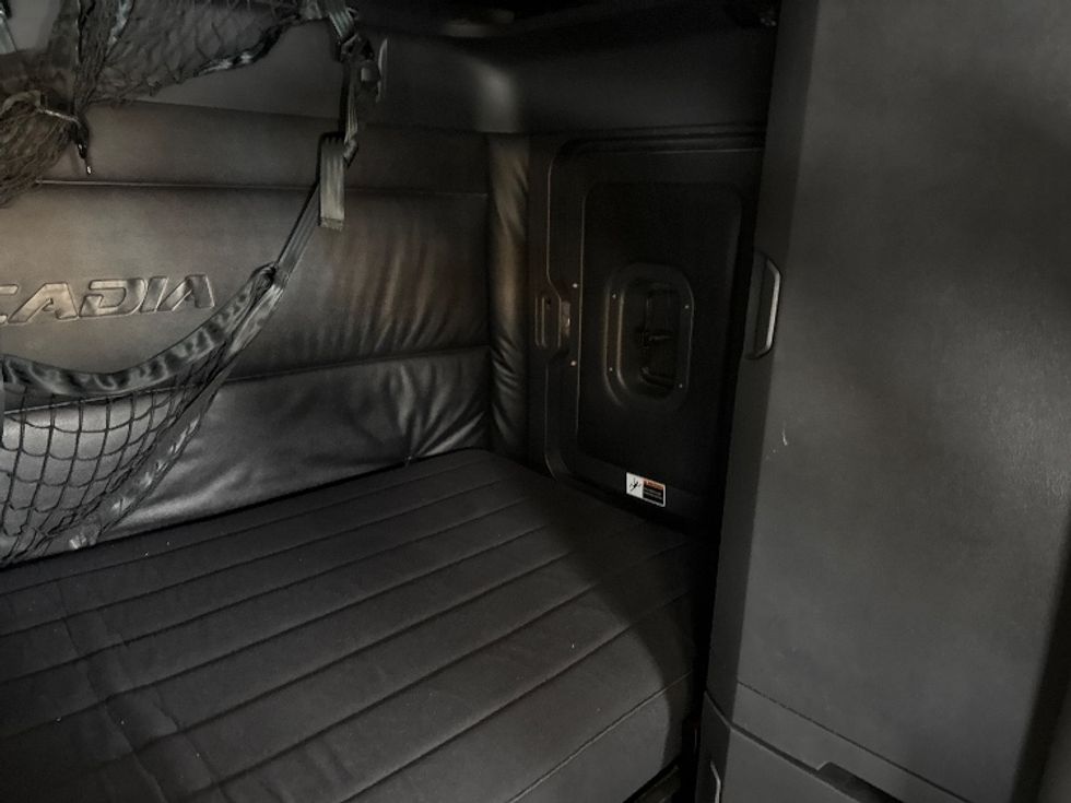 Sleeper Tractor-Heavy Duty Tractors-Freightliner-2023-T12664ST-North Bergen-NJ-627,849\n\t\tmiles-$ 58,250 - Image 17