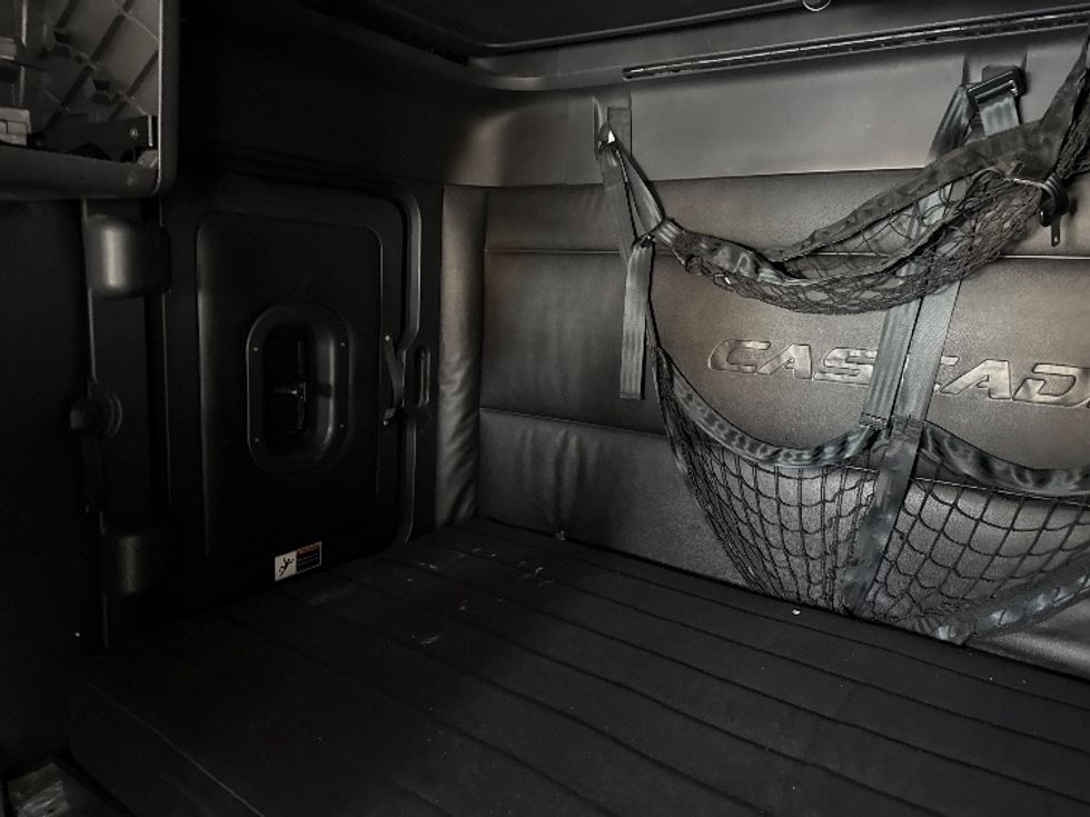 Sleeper Tractor-Heavy Duty Tractors-Freightliner-2023-T12664ST-North Bergen-NJ-627,849\n\t\tmiles-$ 58,250 - Image 18