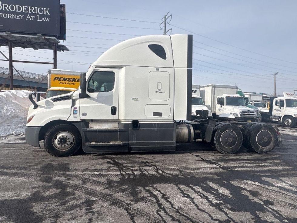 Sleeper Tractor-Heavy Duty Tractors-Freightliner-2023-T12664ST-North Bergen-NJ-627,849\n\t\tmiles-$ 58,250 - Image 4